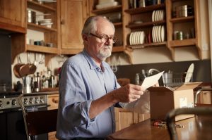 Tony Webster (Jim Broadbent) replonge dans son passé. DR