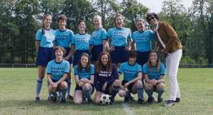 Paul Coutard (Max Boublil) et ses footballeuses. DR