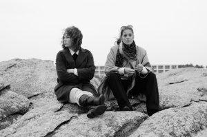 Romy Schneider (Marie Bäumer) et son amie Hilde (Birgit Minichmayr) sur les rochers de Quiberon. DR