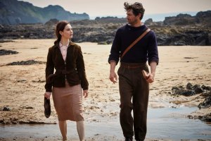 Juliet Ashton (Lily James) et Dawsey Adams (Michiel Huisman). DR