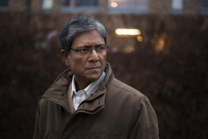 Mirza (Adil Hussain), un père bloqué dans la tradition. DR