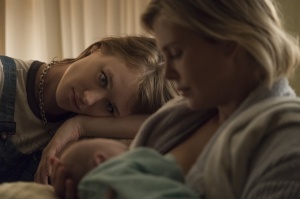 Tully (Mackenzie Davis) et Marlo (Charlize Theron). DR