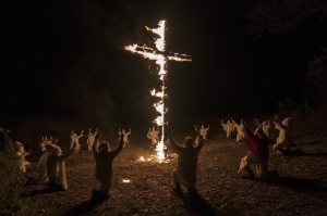 Quand le KKK allume ses croix dans la nuit. DR