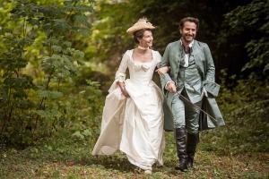 Madame de La Pommeraye (Cécile de France) badine avec le marquis des Arcis (Edouard Baer). DR