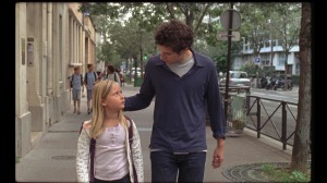 David (Vincent Lacoste) vient prendre Amanda (Isaure Multrier) à la sortie de l'école. DR