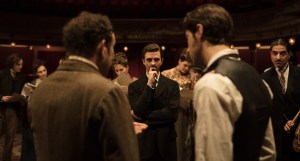 Edmond Rostand (Thomas Solivérès) sur le plateau... DR