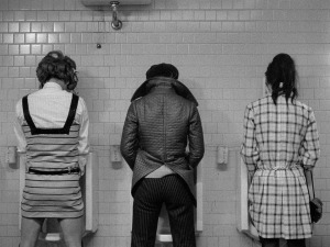 Eddie et ses amies aux toilettes. DR