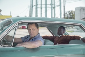 Tony Lip (Viggo Mortensen) et Doc Shirley (Mahershala Ali) sur les routes du Sud. DR