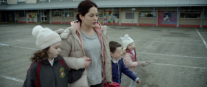 Rosie conduit ses enfants à l'école. DR