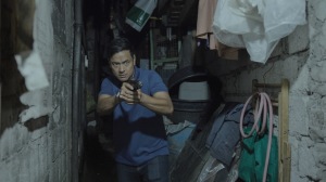 Le policier Moises Espino (Allen Dizon) en action. DR