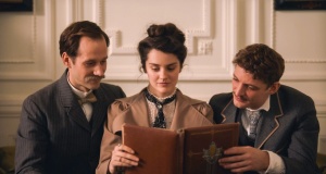 Marie entre Henri (Benjamin Lavernhe) et Pierre (Niels Schneider). DR