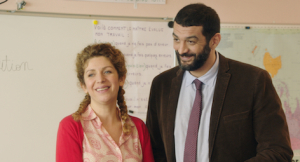 Mlle Delamarre (Baya Kasmi) et le directeur de l'école (Ramzy Bedia). DR