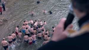 Quand tout le monde saute à l'eau pour trouver une croix. DR