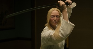 Zelda (Tilda Swinton) manie parfaitement le sabre. DR