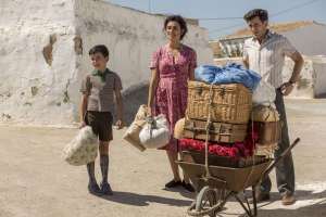 Le jeune Salvador avec sa mère (Penélope Cruz) et son père. DR