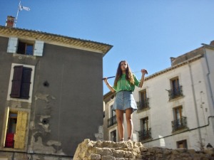 Nina attend Morad dans le centre-ville de Béziers. DR