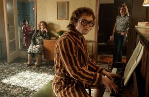 Chez lui, Elton John compose sous le regard de Bernie Taupin (Jamie Bell). DR