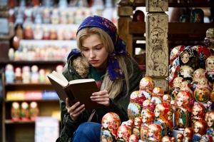 Anna en vendeuse de matriochkas sur un marché de Moscou. DR