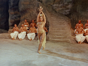 Seetha la danseuse (Debra Paget) devant la caméra de Fritz Lang. DR