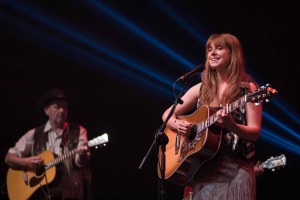 Rose-Lynn Harlan (Jessie Buckley) en scène. DR