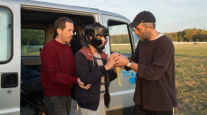 Malik (Reda Kateb) et Bruno (Vincent Cassel) s'occupent de Valentin (Marco Locatelli). DR