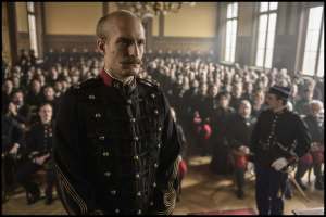 Alfred Dreyfus (Louis Garrel) devant ses juges. DR