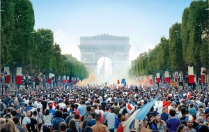 Les Champs-Elysées en liesse après la victoire de la France en Coupe du Monde. DR