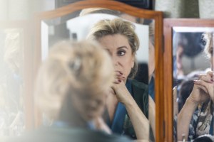 Fabienne Dangeville (Catherine Deneuve), une star de cinéma...