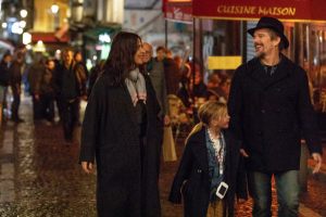 Lumier, Charlotte et Hank (Ethan Hawke) se promènent dans Paris. Photos Laurent Champoussin