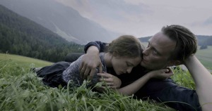 Fran (Valérie Pachner) et Franz dans la quiétude de la campagne. DR