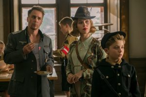 Le capitaine Klenzendorf (Sam Rockwell), Rosie Betzler (Scarlett Johansson) et Jojo. DR