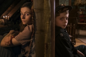 Elsa (Thomasin McKenzie) et Jojo cachés dans la soupente. DR