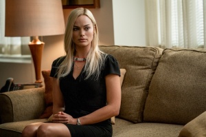 Kayla Pospisil (Margot Robbie) dans le bureau d'Ailes. DR