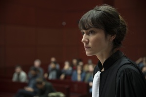 Anaïs Demoustier dans la robe de l'avocate générale.