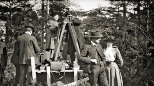 Alice Guy (debout, à côté de la caméra) en plein travail. DR