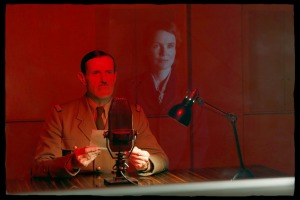 De Gaulle (Lambert Wilson) au micro de la BBC le 18 juin 1940. DR