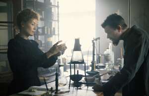 Radioactive: Marie (Rosamund Pike) et Pierre Curie (Sam Riley) dans leur laboratoire. DR