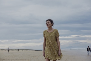 Elena (Marta Nieto), une mère sur la plage.