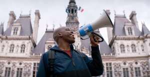 JP (Jean-Pascal Zadi) manifeste devant la mairie de Paris. DR