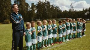 Tommy (Thomas Bo Larsen) et ses jeunes footballeurs.