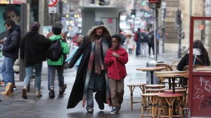 "Sous les étoiles...": Christine et Suli dans la ville. Photos Carole Bethuel