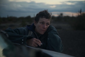 Fern (Frances McDormand) dans la nuit qui tombe... DR