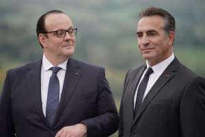 François (Gregory Gabedois) et Nicolas (Jean Dujardin) posent pour la photo. DR