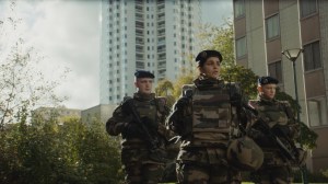Corvard (Anthony Bajon), Le sergent (Leïla Bekhti) et Bentoumi (Karim Leklou) dans la ville. DR