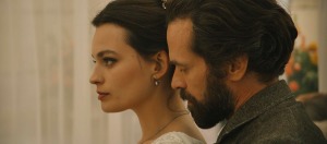 Gustave et Adrienne (Emma Mackey). DR