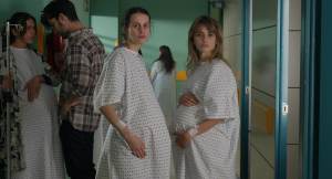 Ana (Milena Smit) et Janis (Penélope Cruz) à la maternité. DR
