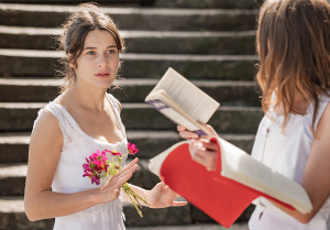 "Une jeune fille...": Irène (Rebecca Marder), passionnée de théâtre.