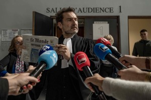 Me Favreau (Gilles Lellouche) face aux médias. Photo Christine Tamalet