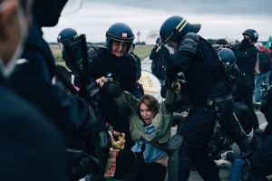 France (Emmanuelle Bercot) aux prises avec la police. Photo Caroline Dubois