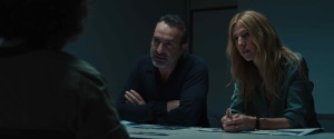 Fred (Jean Dujardin) et Héloïse (Sandrine Kiberlain)  interrogent un suspect. DR